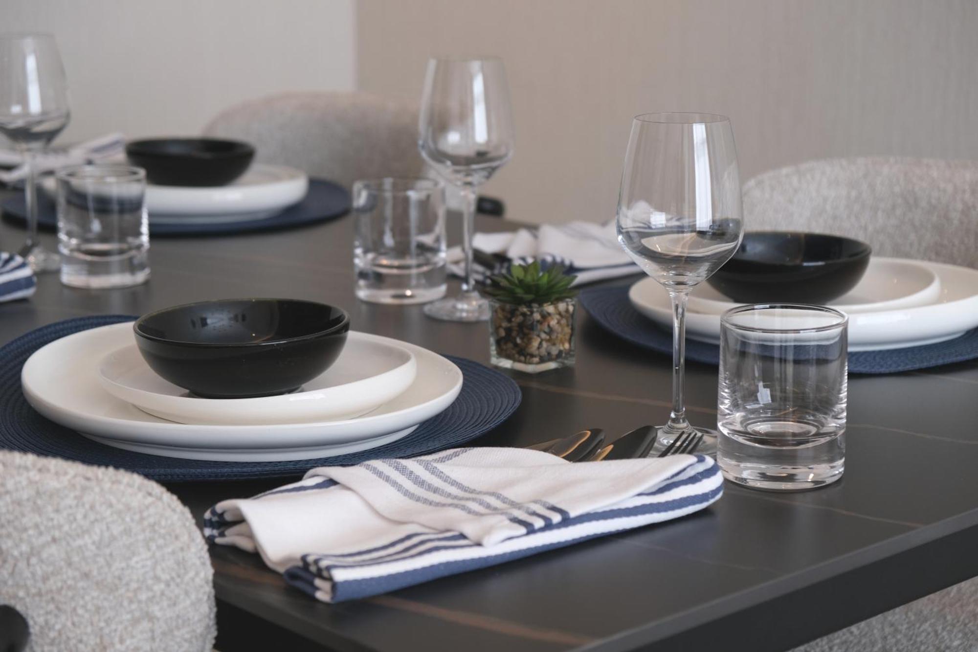 Hotel Charthouse Bahrain Manama Exterior foto Dinnerware