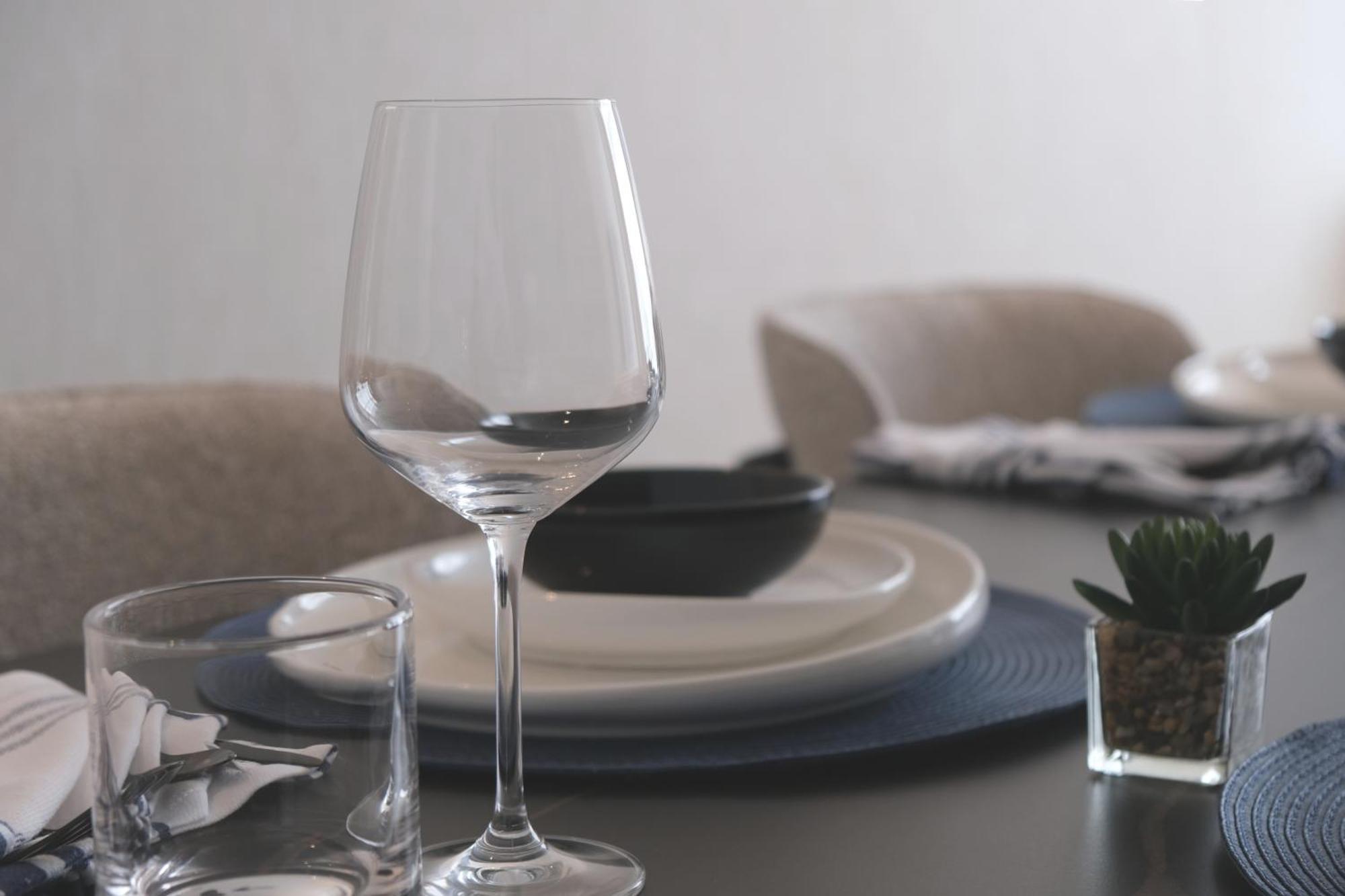 Hotel Charthouse Bahrain Manama Exterior foto A wine glass