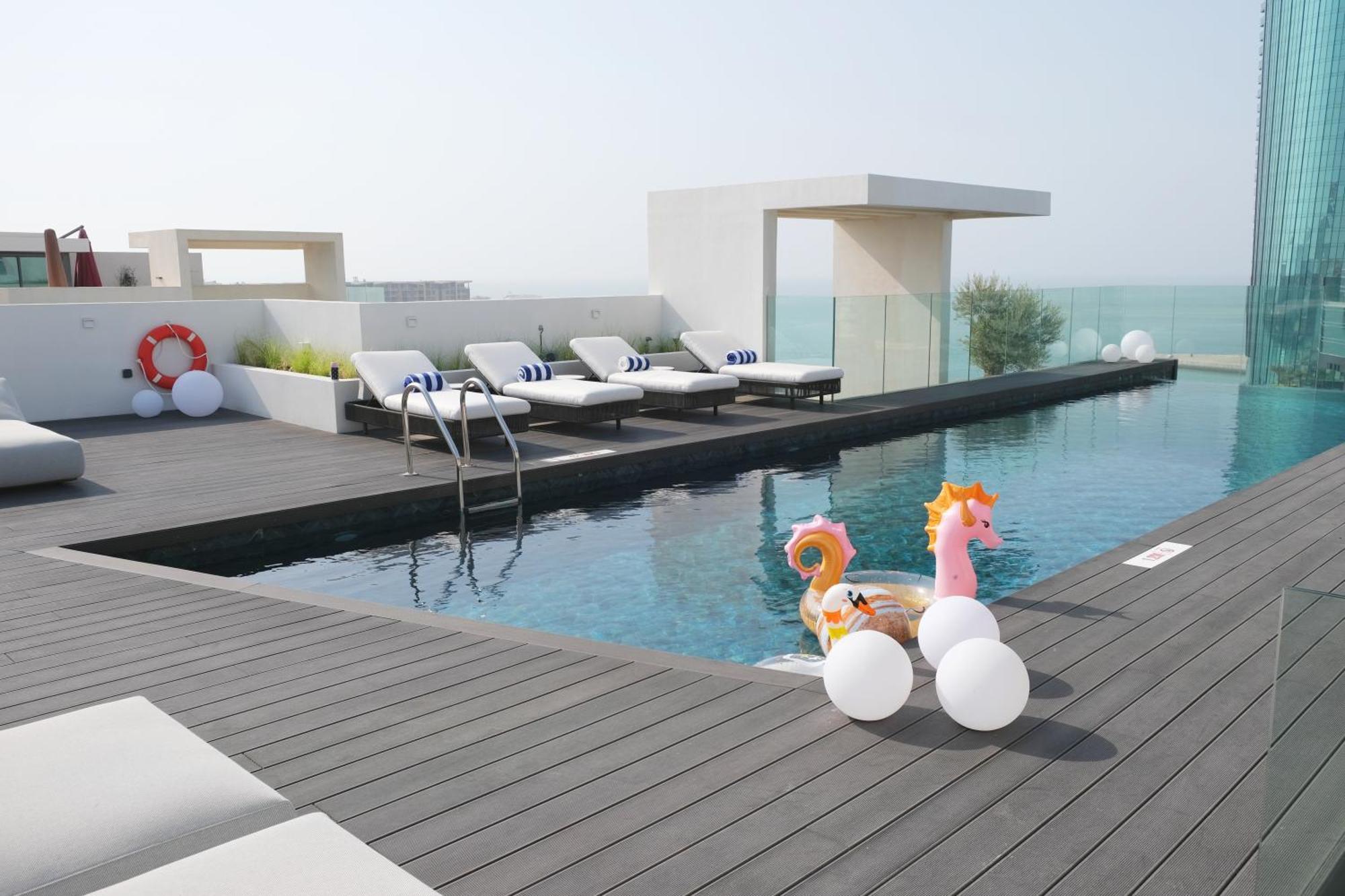 Hotel Charthouse Bahrain Manama Exterior foto The pool at the top of the hotel