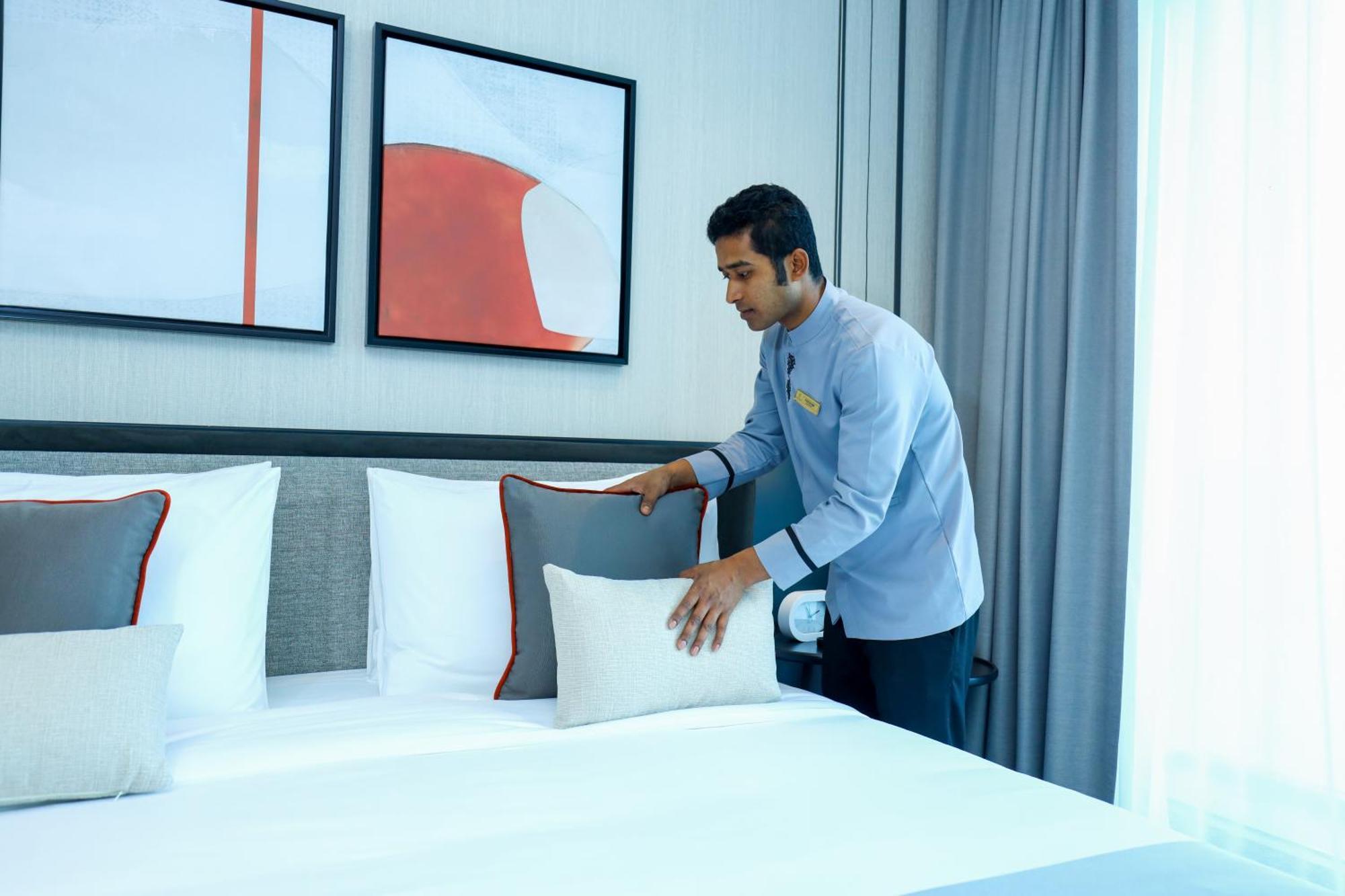 Hotel Charthouse Bahrain Manama Exterior foto A hotel housekeeper making a bed